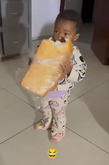 'Her own Christmas don start' - Little girl causes buzz as she grabs oversized loaf of bread, eats it