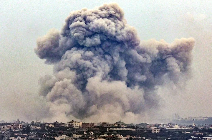 Smoke billows during Israeli bombardment of Khan Younis, Rafah, in the southern Gaza strip, Palestine, Jan. 2, 2024. (AFP Photo)