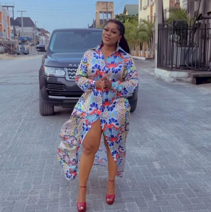 "I chose not to post my Range Rover because big girls don't show off" Actress Didi Ekanem writes as she shows off her car