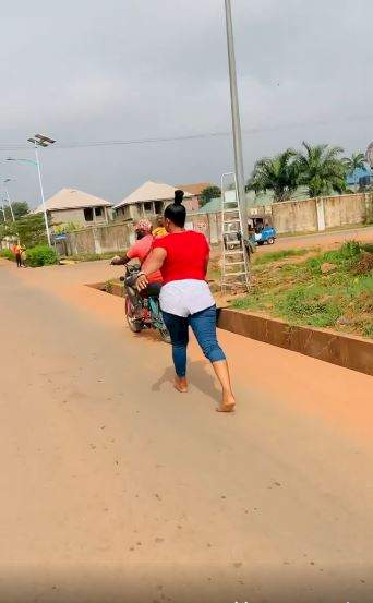 Ruby Ojiakor hits the streets barefooted as she celebrates 1M IG followers (Video)