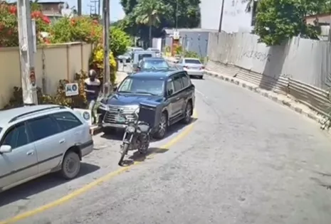 CCTV captures moment a dispatch rider steals side mirrors of an SUV parked along the road in Ikoyi (Video)