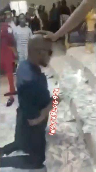 Moment man bathed his pastor with cool cash during church service (Video)