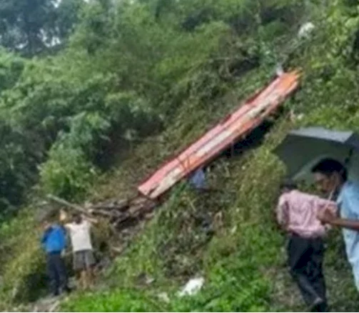 'At least 25 killed' as bus conveying wedding guests plunges off cliff