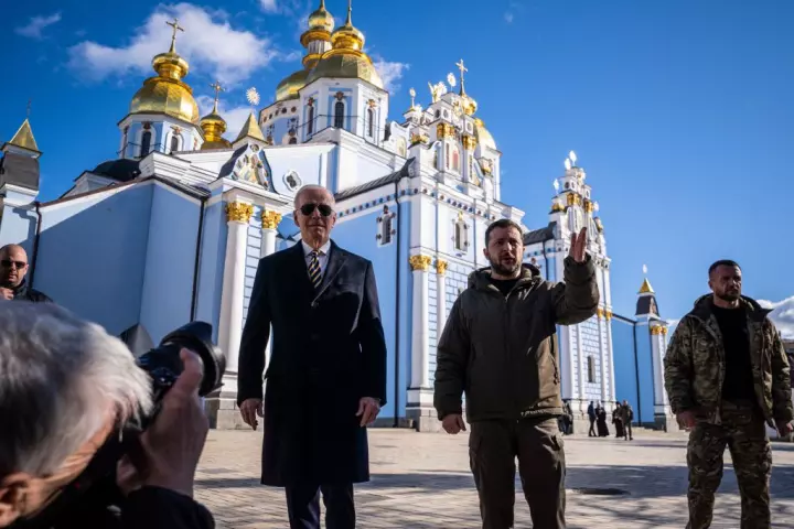 Joe Biden and Zelensky walk calmly on the streets of Kyiv guarded by hundreds of armed soldiers and secret service amid air raid sirens (video)
