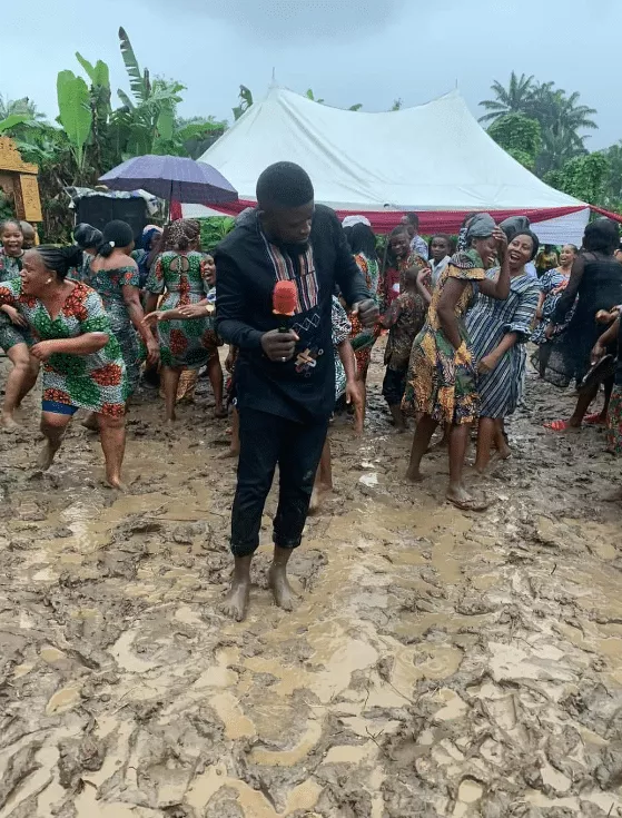 Newlywed Couple and their guests defy heavy rain to celebrate their wedding (Photos)