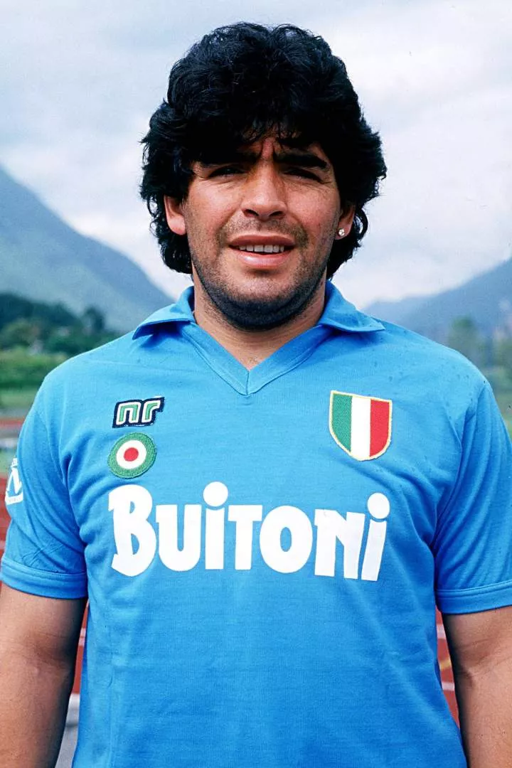 Diego Maradona posing in a Napoli shirt in 1987- Photo Credit: Imago