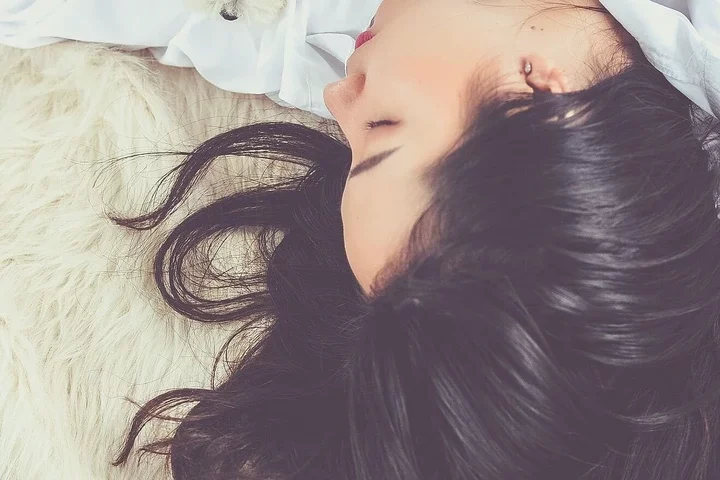 The number of hours you should sleep after the age of 40, according to a neurologist