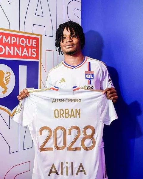 Gift Orban during his Lyon unveiliing - BSNSports
