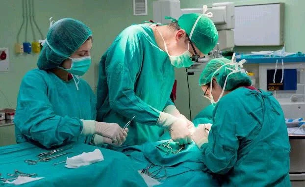 2 Reasons Why Doctors Wear Green or Blue Attire During Operation