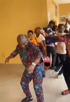 See video of Nigerian lecturer dancing with his students after class