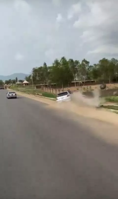 Careless driver suffers major accident while overspeeding in Jalingo and it was caught on camera (video)