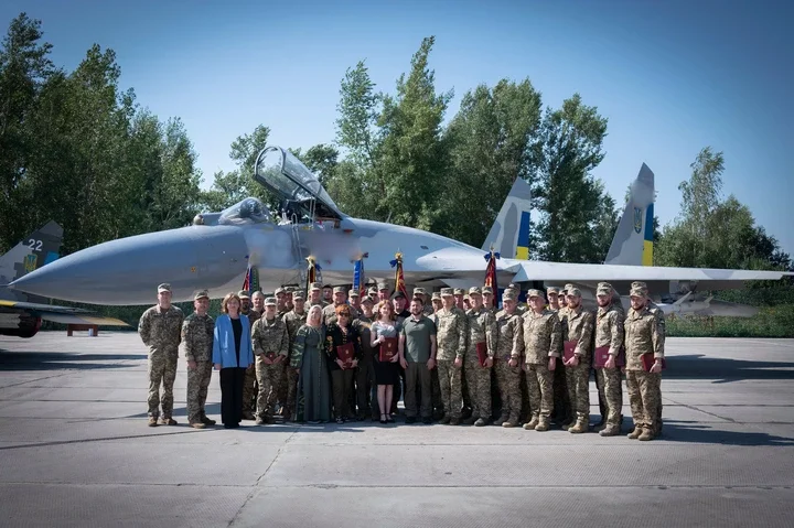 Crowd in front of Ukranian Su-27 with AGM-88 HARM