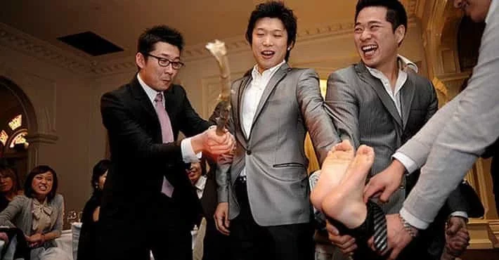 Beating the groom's feet in South Korea 