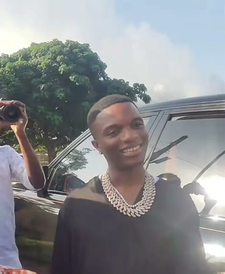 'I see wetin una dey use millions of naira see' - Lady overjoyed after closeup video with Wizkid in Ijebu Ode