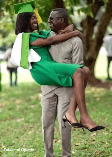 Single father melts hearts as he recreates photo from his 2001 graduation with daughter at her graduation ceremony