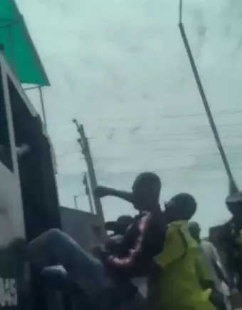Man Resists Arrest as KAI Officials Bundle Him into Black Maria in Lagos (Video) Man Resists Arrest as KAI Officials Bundle Him into Black Maria in Lagos (Video)