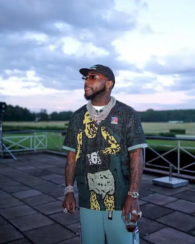 'Man no trust anybody again' - Speculations as Davido covers drink while greeting guests (Video)