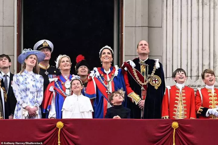 Newly-crowned King Charles and Queen Camilla appear at Buckingham Palace balcony with a select group of senior royals (Photos)