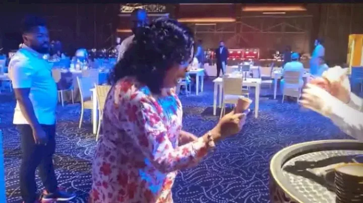 "Don't you have elders at home" - Reactions as ice-cream vendor teases Tope Alabi countlessly (Video)