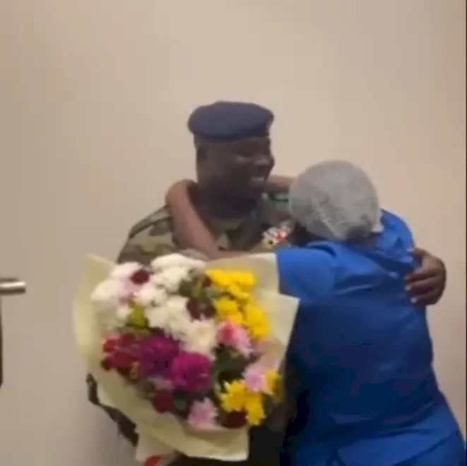 Nurse screams in joy as her soldier lover shows up unannounced at her workplace, gifts her flowers (Video)