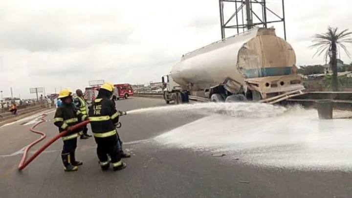 Tanker carrying 15,000 litres of AGO somersaults, spills content in Ibadan Tanker carrying 15,000 litres of AGO somersaults, spills content in Ibadan