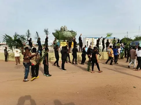 Benue K!llings: Drama As Parents Besiege School, Demand Release Of Children Benue K!llings: Drama As Parents Besiege School, Demand Release Of Children