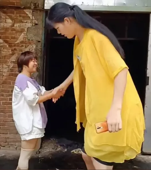 World's tallest woman dies at 23