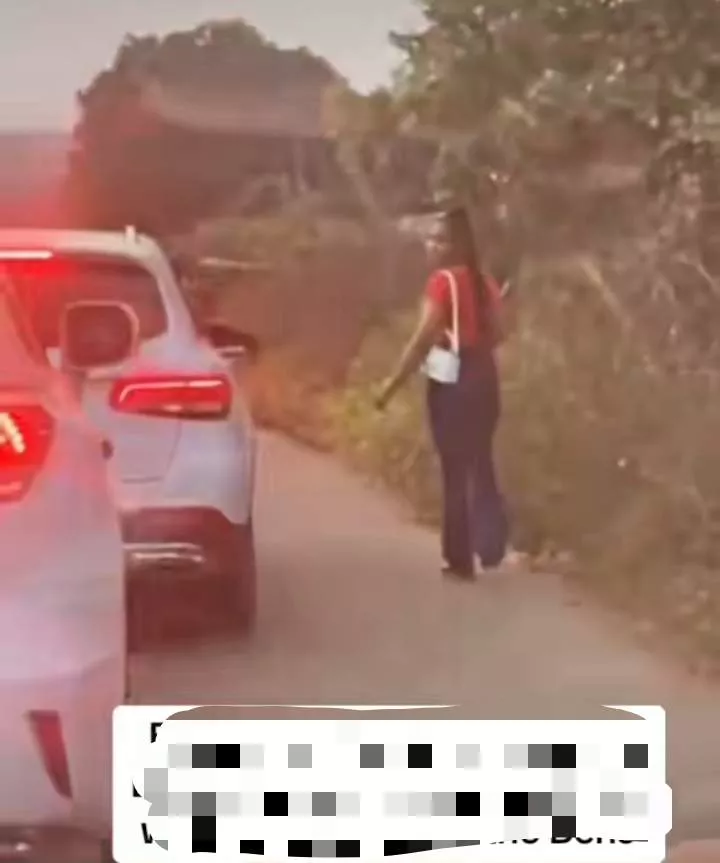 'Make we no hear Justice for Precious' - Moment lady enters stranger's Benz as he woos her on the road