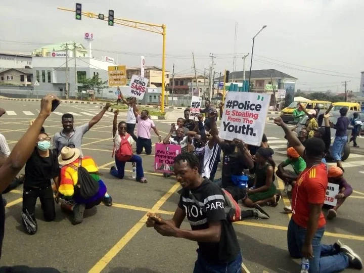 EndSARS: Protesters besiege Lagos secretariat - Premium Times Nigeria