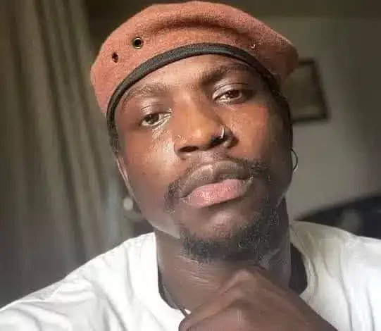 Man protests VeryDarkMan's arrest by burning GTBank ATM card