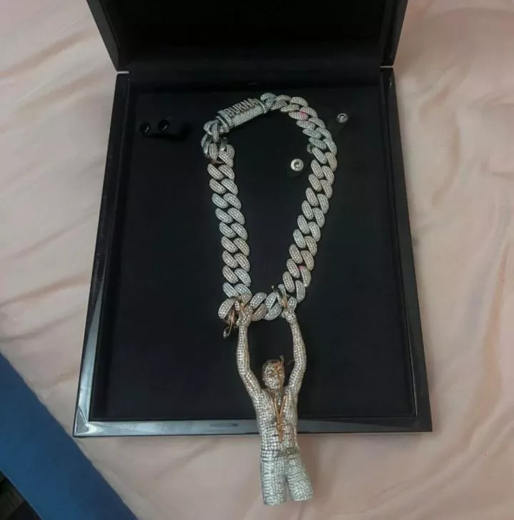 Seun Kuti appreciates Burna Boy as he gifts him a diamond chain