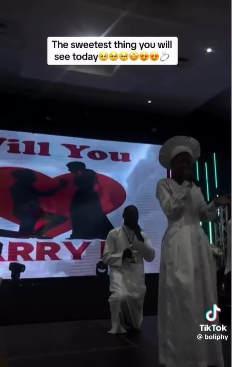 Man proposes to girlfriend while she was leading praise and worship