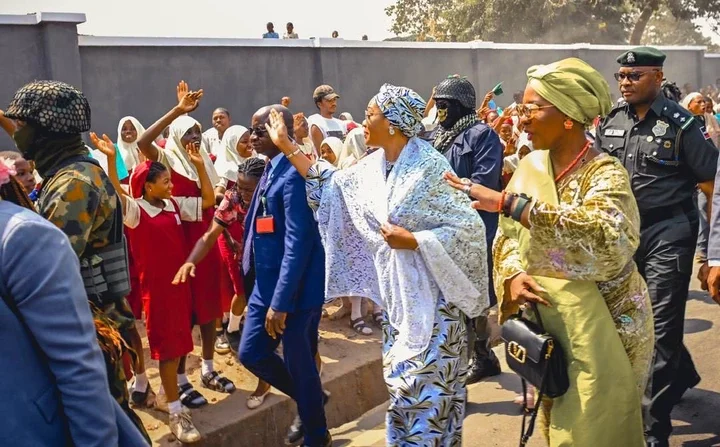 VIDEO: Moment Remi Tinubu stopped convoy to greet schoolchildren in Kwara