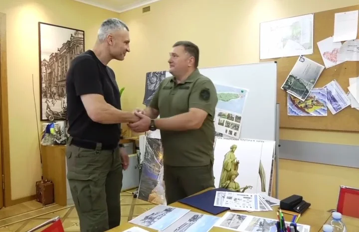 Colonel Dmytro Koziura shaking hands with the mayor of Kyiv.