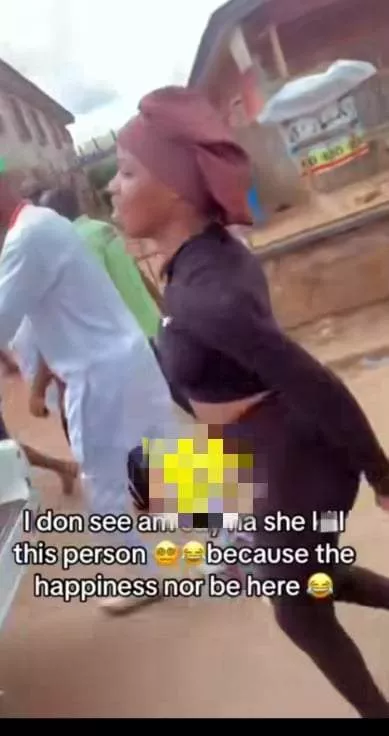 'This kind dance get as e be' - Lady raises eyebrows with energetic dance during funeral