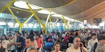 Passengers wait at Barajas Airport in Madrid following the IT outage on Friday.ELENA RODRIGUEZ/Reuters