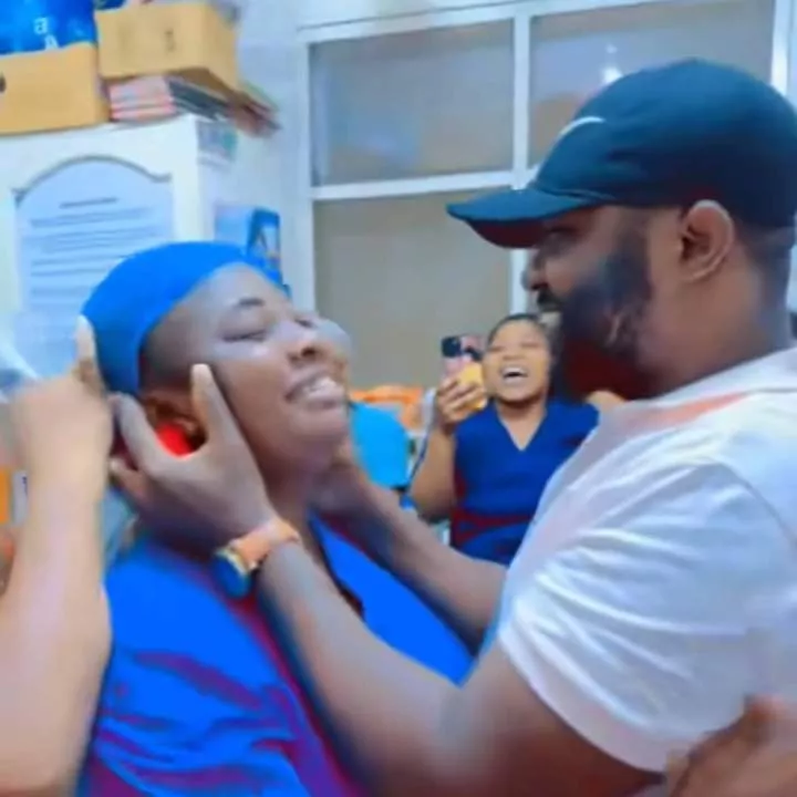 Nigerian man surprises nurse girlfriend with hospital proposal, gets emotional reaction