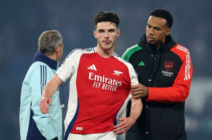 PARIS, FRANCE - MAY 07: Declan Rice of Arsenal is consoled by teammate Gabriel at full-time following the team's defeat and subsequent elimination ...
