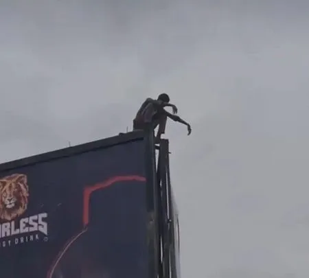 Man Seen Hanging On Top Kano Billboard, Threatens to Take His Life Man Seen Hanging On Top Kano Billboard, Threatens to Take His Life