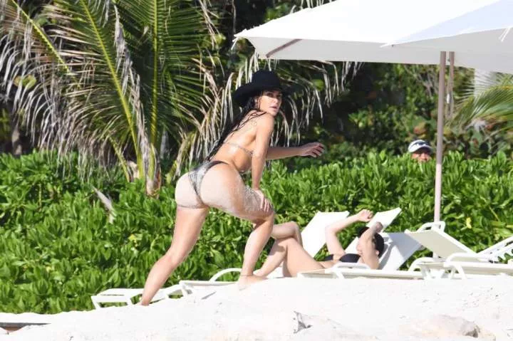 Kim and Khloe Kardashian wear sexy matching snakeskin swimsuits during vacation (photos)