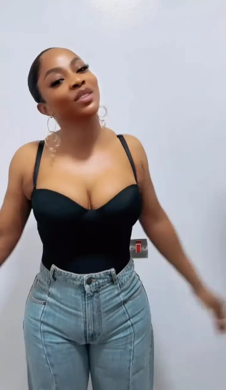 Critics accuse Toke Makinwa of wearing diapers in viral video