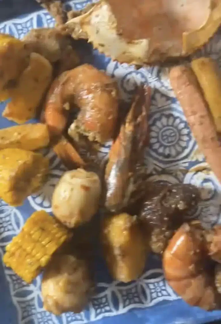 "See wetin I pay N35k for" - Lady calls out vendor over small seafood platter