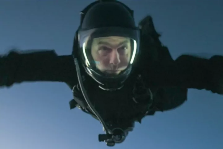 Tom Cruise sky diving