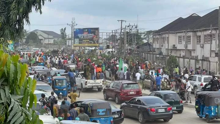 Protesters attack APC secretariat in Port Harcourt, destroy billboards [VIDEO]