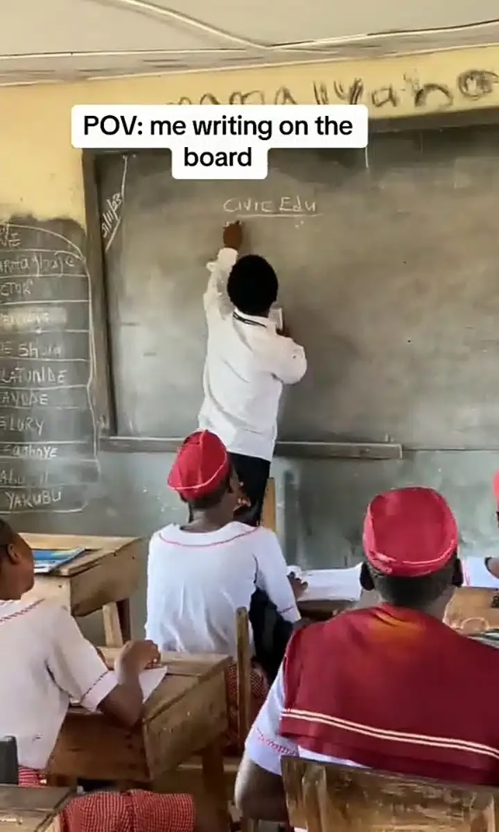 'In short, you dey try' - Teacher shows how he writes on the board, despite his height challenge