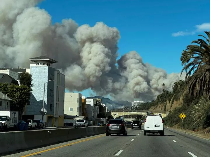 Residents and celebrities flee as wildfire rages in Los Angeles (photos)