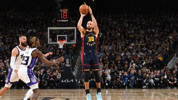 Stephen Curry became the first player in NBA history to hit 4,000 career three-pointers in the third quarter of the Warriors game against Kings on Thursday.