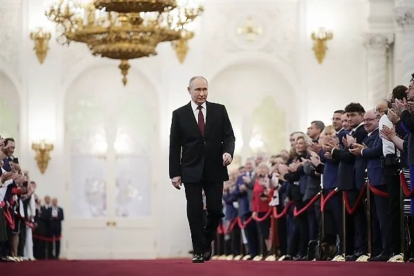 Vladimir Putin Sworn-in For A Record 5th Term, Chauffeured In Armored Aurus Senat L700 Limousine - autojosh 