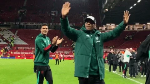 Manchester United duo tell goodbye to United fans