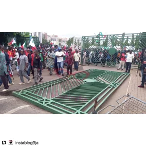 Just In: Labour Union protesters p¥ll down national assembly's gate and forc£ their way into the premises in Abuja